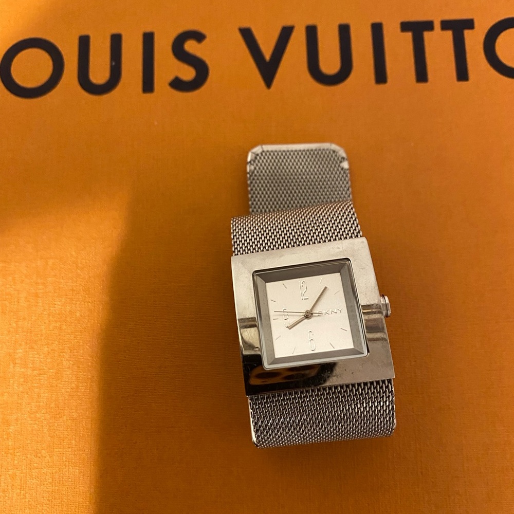 DkNAY watch . Like new . Beautiful on .